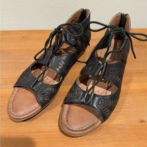 Comfortiva Riley Womens 9 Shoes Black Leather Cutout Memory Foam Sandals